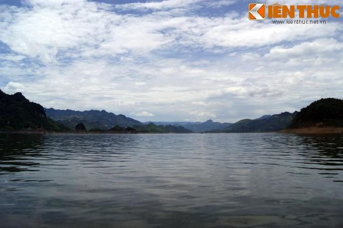 Từ khi sông Đà được ngăn dòng làm thủy điện, nước đã dâng lên ngập các vùng trũng của Thung Nai. Những dãy núi, đỉnh đồi trước đây trở thành những hòn đảo nhỏ, nhấp nhô trên mặt hồ bao la và xanh biếc.