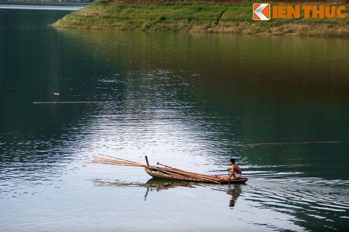 Do địa hình sông nước đặc thù, thuyền là phương tiện đi lại duy nhất ở Thung Nai.