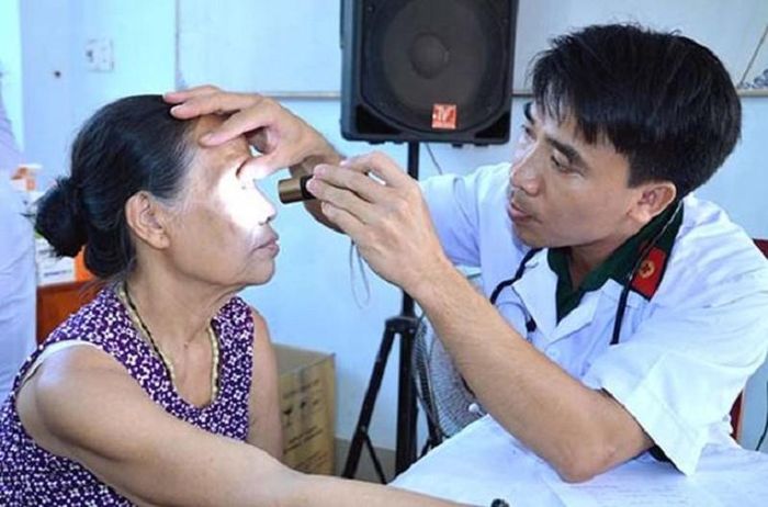 Bác sĩ quân y khám bệnh cho người dân. 