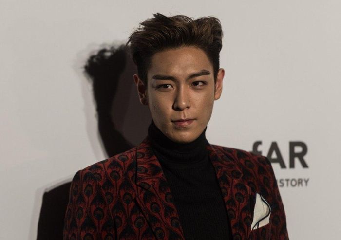 T.O.P (Big Bang) vừa chia sẻ bức ảnh một bài đăng của một người hâm mộ để chống lại các bình luận tiêu cực đối với người nổi tiếng. Nam thần tượng viết: "Bình luận ác ý chính là giết người, tự do cũng cần phải có trách nhiệm".