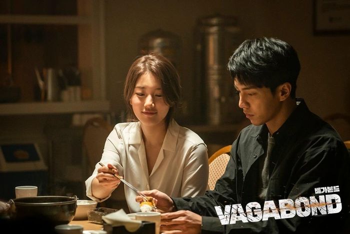 Fan "trụy tim" với hình ảnh ngọt ngào của Suzy khi nấu ăn và gắp thức ăn cho Lee Seung Gi trong hậu trường bộ phim Vagabond. Hiện, Vagabond đang được phát sóng vào tối thứ 6-7 hàng tuần trên kênh SBS.