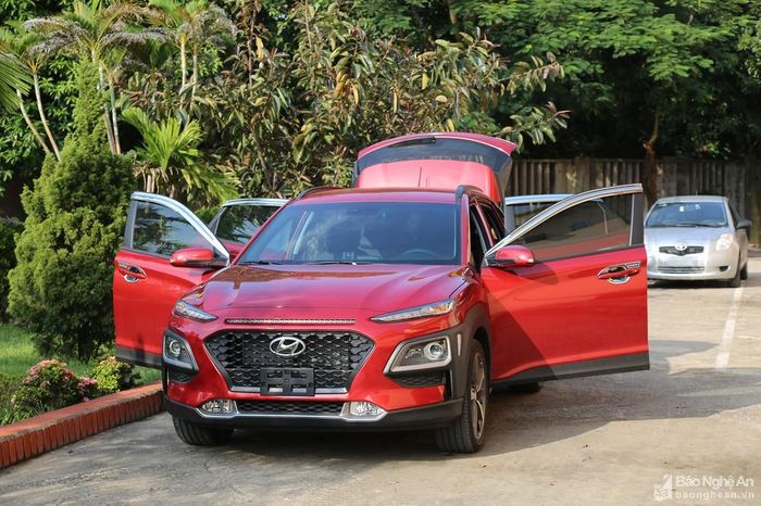 Mở tung hết cánh cửa xe là cách làm thông dụng nhất hiện nay. Ảnh Việt Phương