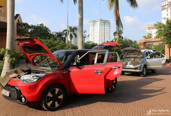 Tại các khuôn viên công sở, nhiều chủ xe tranh thủ nắng ráo mở tung cửa xe, capo để hong xế hộp. Ảnh: Việt Phương
