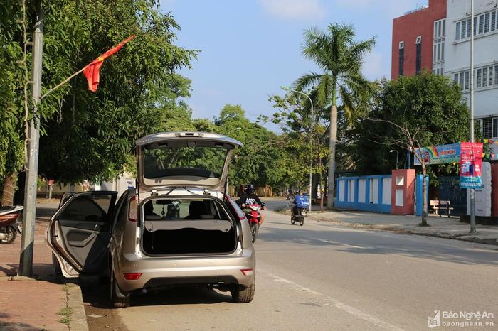 Cảnh phơi xe dễ dàng bắt gặp ở bất cứ tuyến đường nào ở thành phố Vinh. Ảnh: Việt Phương