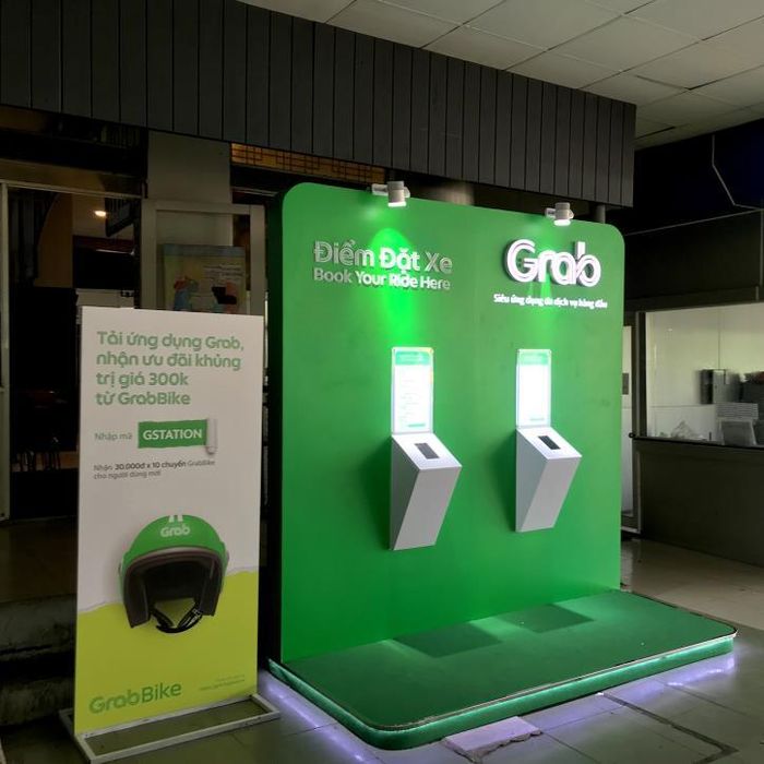 Khu vực đặt xe Grab được trang bị sẵn các máy tính bảng (tablet) để hỗ trợ khách hàng