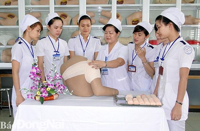Giảng viên Trường cao đẳng y tế Đồng Nai hướng dẫn sinh viên thực tập trên mô hình. Ảnh: B. Nhàn