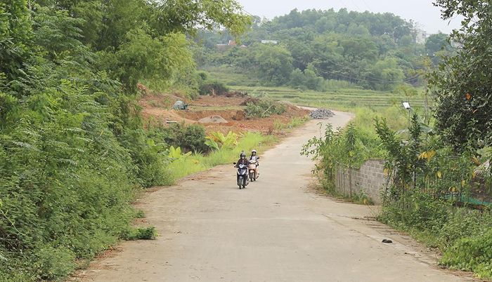 Tuyến đường từ sân vận động xã đi tỉnh lộ 32C, dài 1km được hoàn thiện từ nguồn xã hội hóa đã tạo điều kiện thuận lợi cho người dân trong giao thương, sinh hoạt và sản xuất.