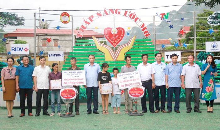 Hằng năm, từ Quỹ “Vì Người nghèo” của tỉnh cùng với vận động các tổ chức, cá nhân, doanh nghiệp trong và ngoài tỉnh, Ủy ban MTTQ tỉnh đã “thắp sáng ước mơ” cho hàng trăm hộ nghèo. Trong ảnh: “Thắp sáng ước mơ cho hộ nghèo ở xã Dân Tiến (Võ Nhai).