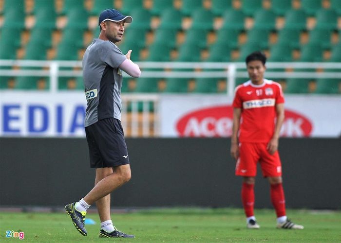 HLV Lee Tae-hoon muốn một buổi tập kín nữa nhưng không thể thực hiện được. Ông đành bỏ qua chuyện này, tập trung cho các cầu thủ tập phối hợp trong khoảng thời gian 60 phút, sau đó nhường sân cho đội chủ nhà.