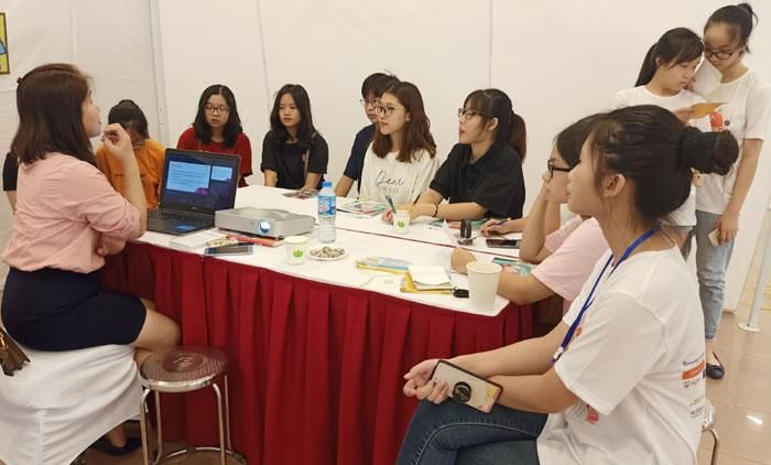 Học sinh THPT đang được tìm hiểu nghề trước khi quyết định lựa chọn ngành đăng ký xét tuyển. Ảnh: Thủy Trúc