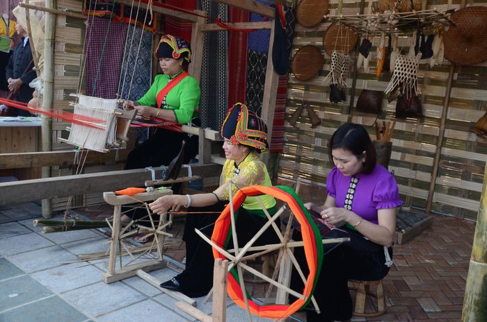 Phụ nữ Thái bên khung dệt thổ cẩm truyền thống