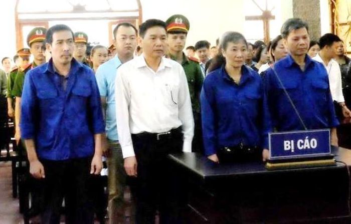 Các bị cáo trong vụ án gian lận điểm thi ở Sơn La