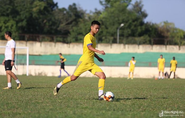 Trung vệ Lê Thành Lâm (2000) với chiều cao rất tốt cũng là trụ cột của U21 SLNA những năm gần đây. Ảnh: Trung Anh