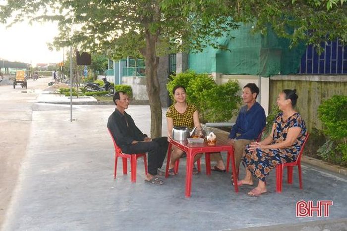Một phần lề đường của nhà bà Nguyễn Thị Loan (ngoài cùng bên phải) vừa mới được láng xi măng