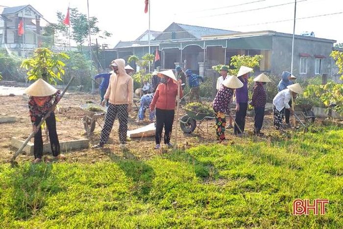 Bà con thôn Liên Thành tập trung nâng cấp khuôn viên nhà văn hóa thôn