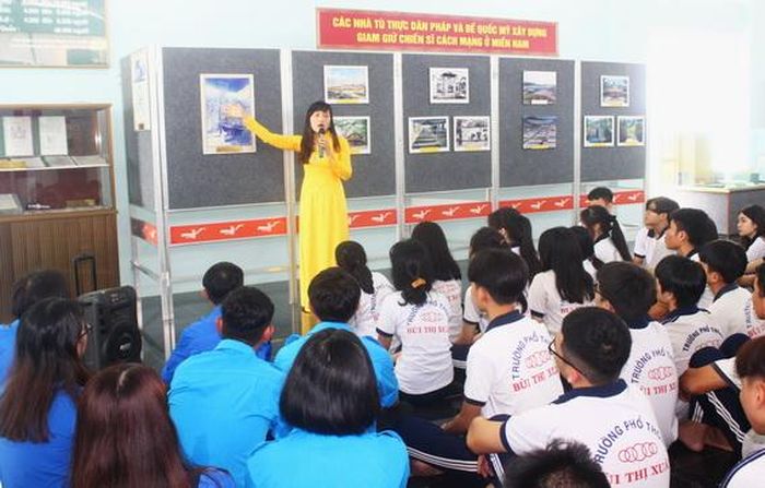 Hướng dẫn viên giới thiệu về cuộc nổi dậy, phá khám nhà lao Tân Hiệp của các cựu tù chính trị cho các đoàn viên, thanh niên