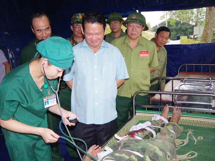 Các đồng chí lãnh đạo tỉnh thăm quan đội phẫu thuật cứu chữa cơ bản.