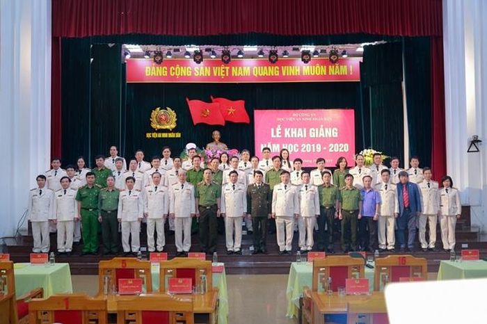 Thứ trưởng Lương Tam Quang chụp ảnh kỷ niệm cùng Ban Giám đốc Học viện ANND và các đại biểu. Ảnh: Danh Vỵ