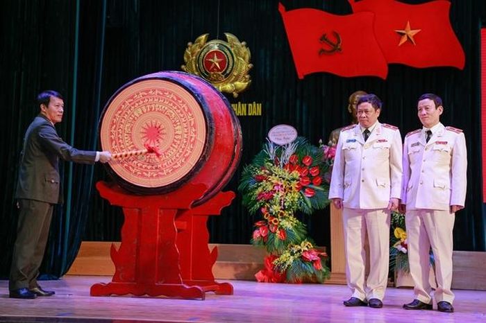 Thứ trưởng Lương Tam Quang đánh trống khai giảng năm học mới. Ảnh: Danh Vỵ