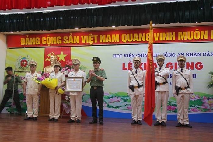 Thừa ủy quyền của Chủ tịch nước, Thứ trưởng Lương Tam Quang đã trao tặng Huân chương Bảo vệ Tổ quốc hạng ba cho Học viện Chính trị CAND
