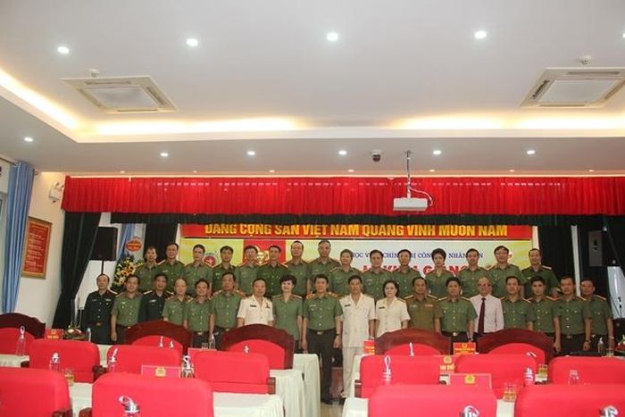 Thứ trưởng Lương Tam Quang và các đại biểu chụp ảnh lưu niệm tại lễ khai giảng