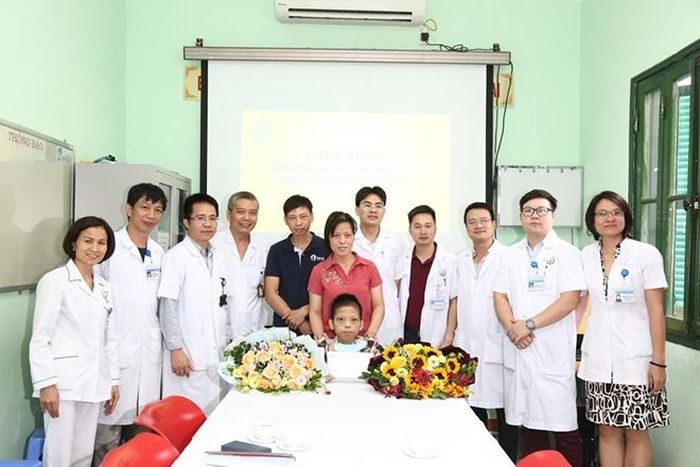Gia đình bệnh nhân Nguyễn Văn Đức và các Giáo sư, bác sĩ BV Việt Đức