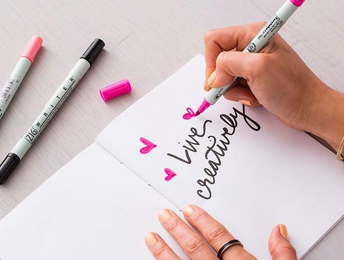 Sổ ghi chép được xem là "vật bất ly thân" của nhiều người, đặc biệt là với phụ nữ. Để làm ra một cuốn sổ tay handmade rất khó, nên lựa chọn tốt hơn chính là mua những cuốn sổ về, trang trí thêm theo ý thích, vậy là đã có một món quà cực kì ý nghĩa