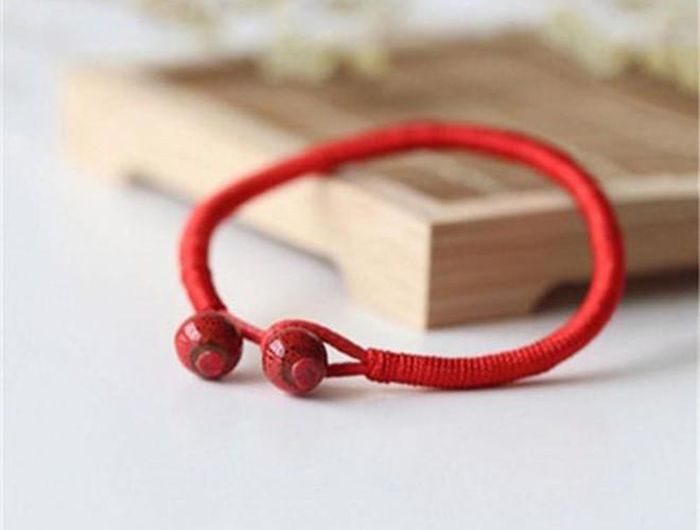 Vòng tay là một trong những món đồ trang sức mà bất kỳ người phụ nữ nào cùng từng sử dụng, những chiếc vòng tay handmade cũng là một món quà dễ "lấy lòng" phụ nữ nhất