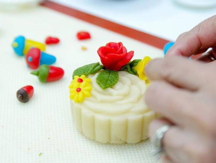 Trong những ngày lễ thế này, nếu bạn biết làm bánh thì nên vào bếp để làm một chiếc bánh handmade, đây sẽ là một món quà vô cùng hoàn hảo với những người phụ nữ có tâm hồn ăn uống