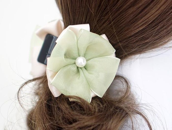 Phụ nữ luôn có nhu cầu được kẹp lên mái tóc của mình những chiếc kẹp tóc xinh xắn và nếu chiếc kẹp tóc đó lại được tự tay một nửa của mình làm cho thì thật không gì tuyệt vời bằng