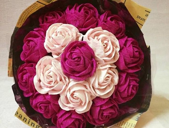 Hoa khô bằng giấy lại được nổi lên vào mỗi dịp lễ tết, với lợi thế trưng bày được lâu dài thì món quà này luôn "hút hồn" những cô nàng thích sự đơn giản