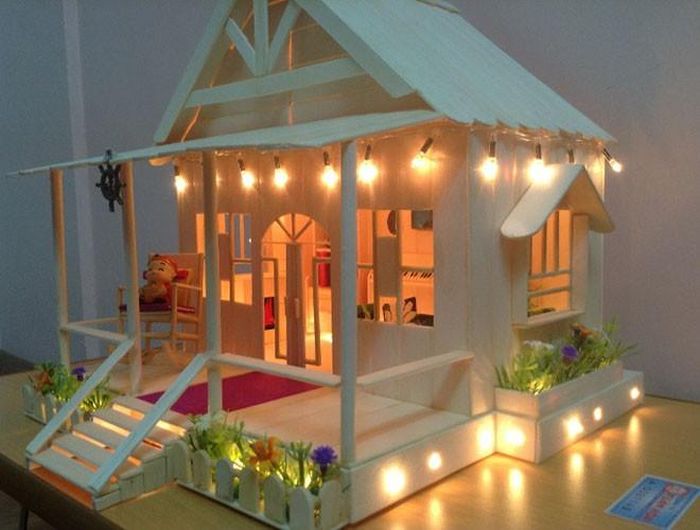 Nếu người phụ nữ của bạn là người thích những điều lãng man thì những mô hình ngôi nhà được làm bằng que kem hay những chiếc tăm cũng là một sáng kiến vô cùng hay