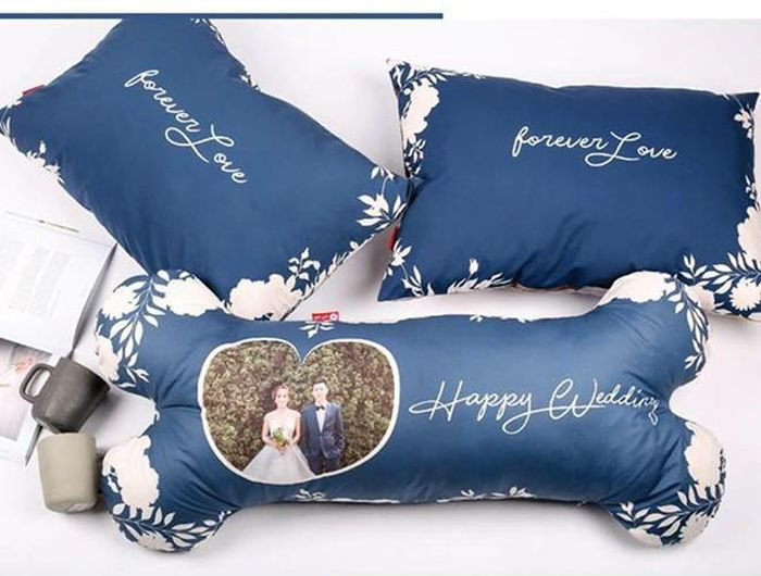 Gối là một món đồ không thể thiếu trong mỗi gia đình, mặt khác, đây cùng là một trong những món quà handmade dễ làm và dễ sử dụng nhất. Chỉ với vài đường chỉ cơ bản cùng những nguyên liệu vô cùng đơn giản thì bạn đã có một chiếc gối xinh xắn để làm quà