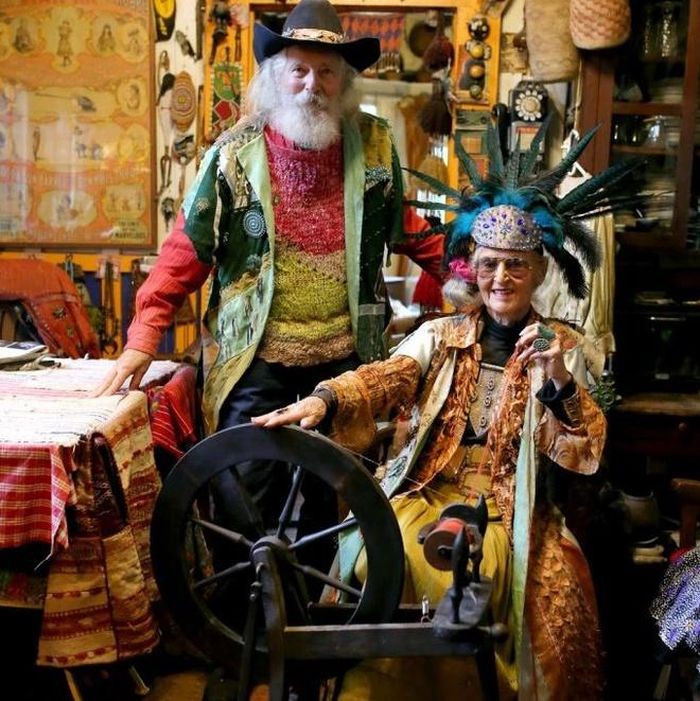 Mort và Virginia thường xuyên diện những bộ trang phục theo phong cách thổ dân. Đôi vợ chồng trở thành nguồn cảm hứng cho những bộ ảnh nghệ thuật và thường xuyên xuất hiện trên các tạp chí thời trang. 