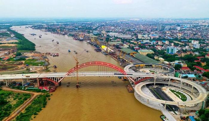 Cầu Hoàng Văn Thụ là công trình trọng điểm của TP Hải Phòng. Ảnh: Khánh Nam.