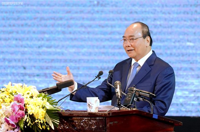 Thủ tướng nhấn mạnh: Xây dựng NTM là chương trình rất trúng, rất đúng, đi vào lòng người, khai thác được sức mạnh tổng thể của cả hệ thống chính trị kết hợp sức mạnh của từng người dân, tạo nên thành tích to lớn, toàn diện, lịch sử. Ảnh: VGP/Quang Hiếu 