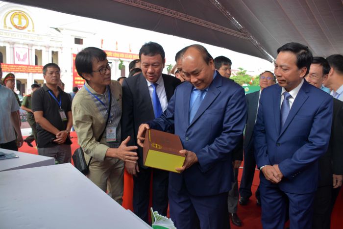  Thủ tướng Chính phủ Nguyễn Xuân Phúc tham quan hàng giới thiệu sản phẩm Đông trùng hạ thảo của doanh nghiệp tại triển lãm. 