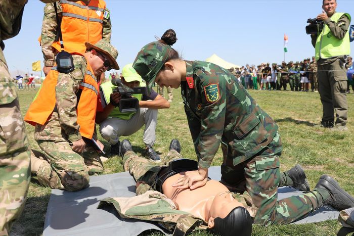 Trung úy Thanh Mai thực hiện một nội dung thi tại thao trường ở Uzbekistan (8/2019). ẢNH: PV