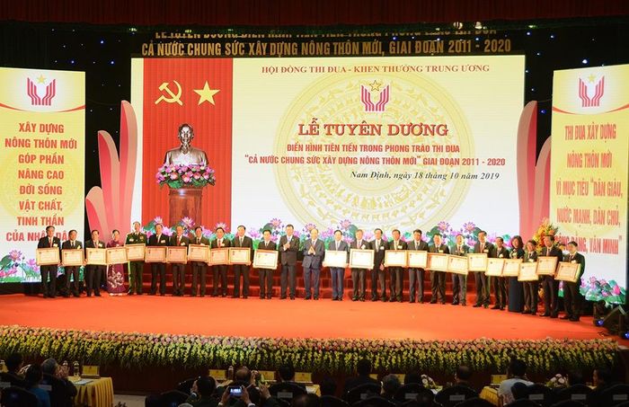 Thủ tướng trao Huân chương Độc lập hạng Ba và Huân chương Lao động hạng Nhất cho các tỉnh, thành phố trực thuộc Trưng ương, các bộ, ban, ngành có thành tích xuất sắc trong Phong trào thi đua. Chủ tịch HĐTV EVN Dương Quang Thành đứng ngoài cùng bên trái.