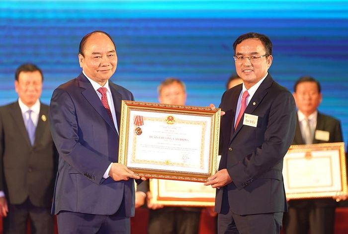 Thủ tướng Nguyễn Xuân Phúc trao Huân chương Lao động hạng Nhất cho Tập đoàn Điện lực Việt Nam. Chủ tịch HĐTV EVN Dương Quang Thành đại diện Tập đoàn đón nhận.