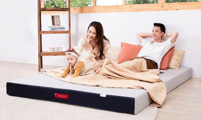 JustaTee đăng tải khoảnh khắc hạnh phúc cùng vợ và con gái.