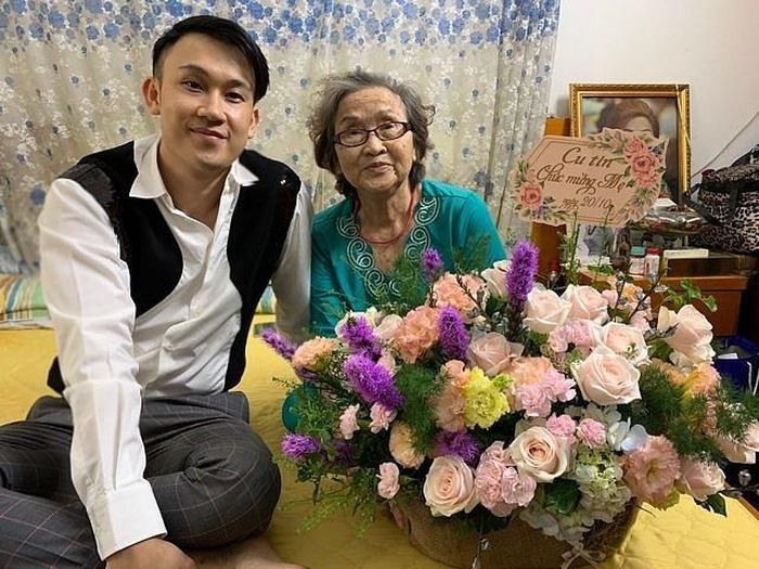 Dương Triệu Vũ mua hoa tặng mẹ nhân ngày 20/10 nhưng bị mẹ ‘mắng’. Anh viết trên trang cá nhân: “Có bao giờ mua hoa tặng mẹ mà bị mẹ la ‘tốn tiền quá’ giống tui hông? Vì lưu diễn xa nên Vũ mang hoa đến tặng mẹ sớm. Nhưng mẹ nói sao không mua vàng hay cái gì đó thực tế hơn? Có lẽ vì một đời cực khổ để nuôi các con nên mẹ đã quen phải luôn dành dụm cho những ngày mưa gió, cho những rủi ro không đoán trước được. Nhưng mẹ ơi có người phụ nữ nào mà không yêu hoa chứ? bây giờ con cái mẹ đã ổn hết rồi, nên mẹ đừng lo, cứ tận hưởng những màu sắc thật đẹp và mùi hương từ những bó hoa mẹ nhé. Con hiểu được hy sinh mẹ đã dành cho con như thế nào. Con viết lên đây vì con biết sẽ có rất nhiều người mẹ đồng cảm với những suy nghĩ của mẹ đó, cảm ơn mẹ một đời vì chồng con và cha mẹ anh chị em. Anh 4 nói đúng thật”.