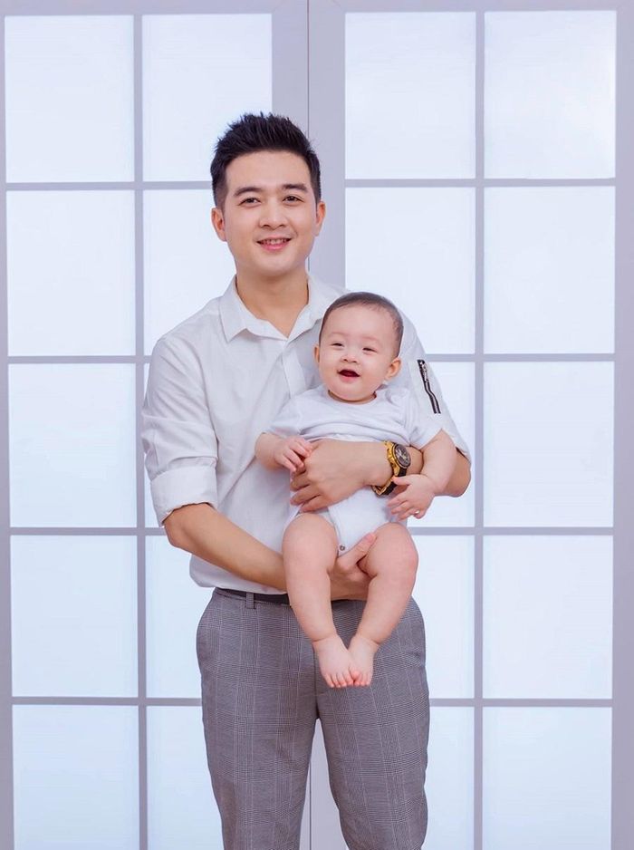 Trên trang cá nhân, ca sĩ Đinh Ứng Phi Trường khoe ảnh chụp cùng con trai. Anh cho biết sẽ luôn yêu thương con và làm tất cả vì con.