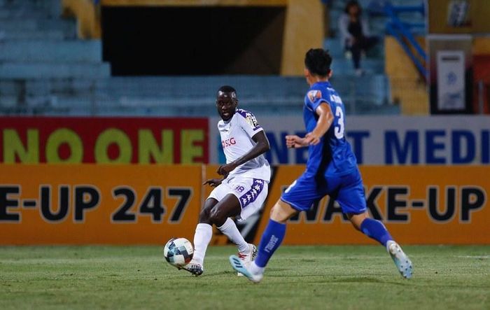 Hà Nội (áo trắng) dẫn trước Quảng Nam 2-0. Ảnh: N.T