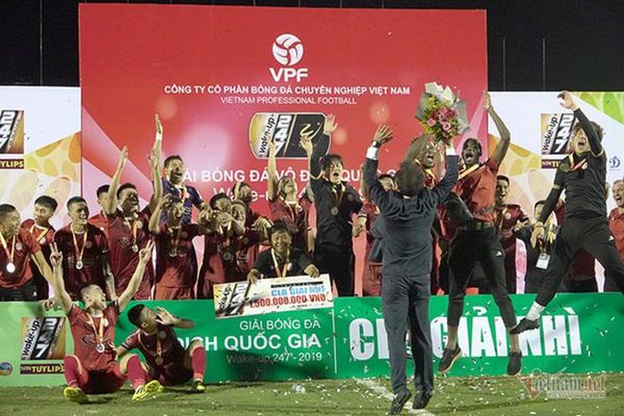 CLB TPHCM nhận ngôi á quân của mùa giải V-League 2019. Ảnh: Mai Anh