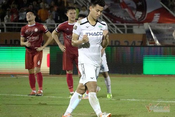 Văn Thanh ăn mừng bàn thắng trên chấm 11m. Ảnh: Mai Anh