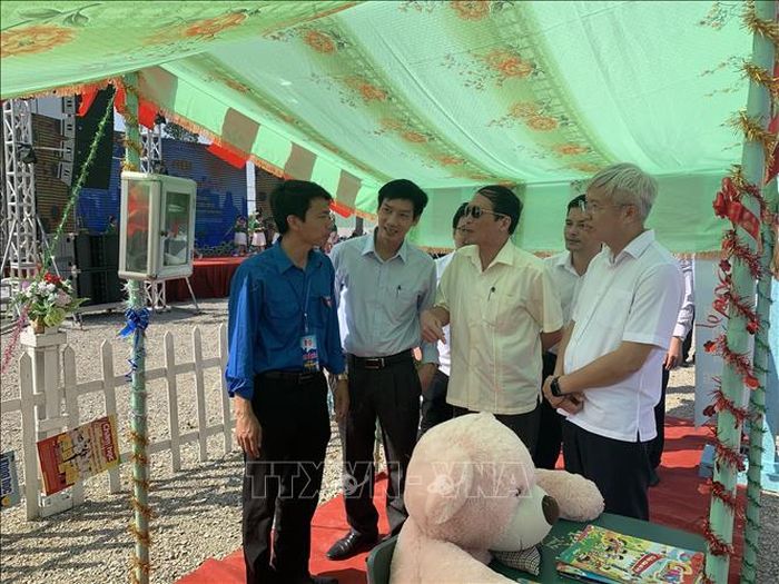 Lãnh đạo tỉnh cùng các đại biểu tham quan gian trại thanh niên tại Lễ hội.