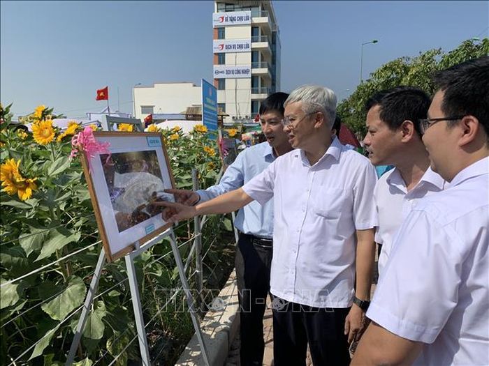 Lãnh đạo tỉnh cùng các đại biểu tham quan trưng bày ảnh tại Lễ hội.