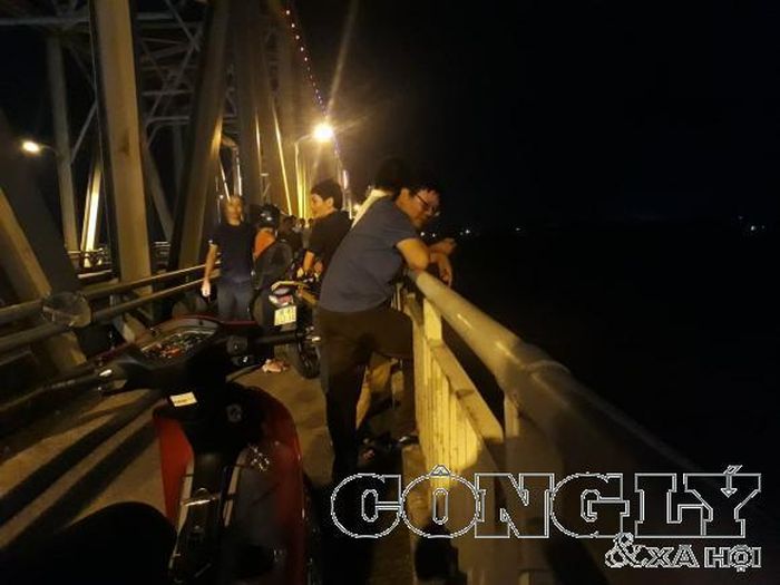 Lực lượng chức năng cùng gia đình nạn nhân và người dân đã có mặt tại cầu Bến Thủy để tổ chức tìm kiếm.
