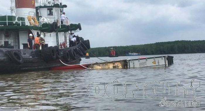 Lực lượng chức năng trục vớt các container bị chìm